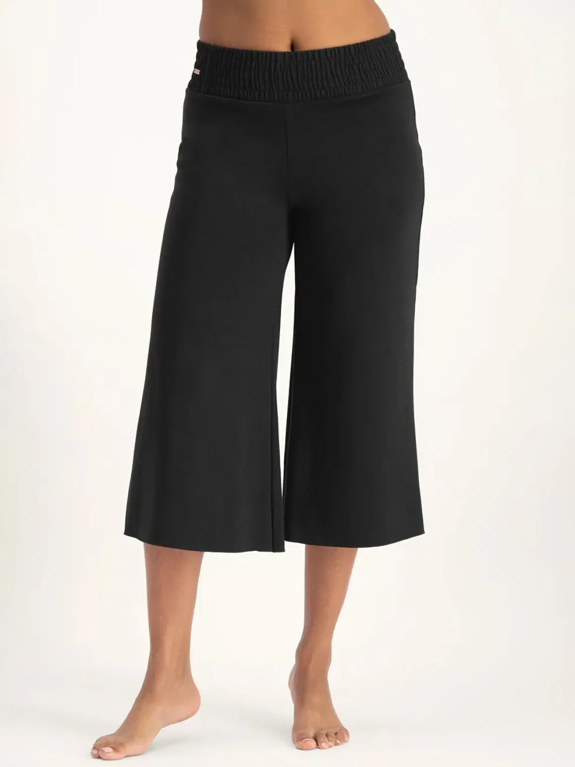 Flow Capri Yoga Pants - Onyx Black