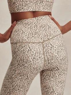 Freesoft High Rise Legging 25 - Ivory Abstract Feather