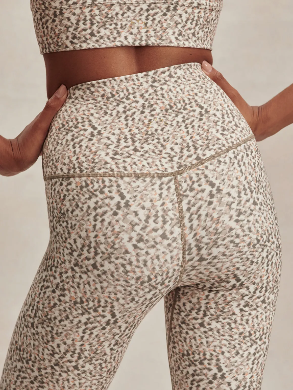 Freesoft High Rise Legging 25 - Ivory Abstract Feather