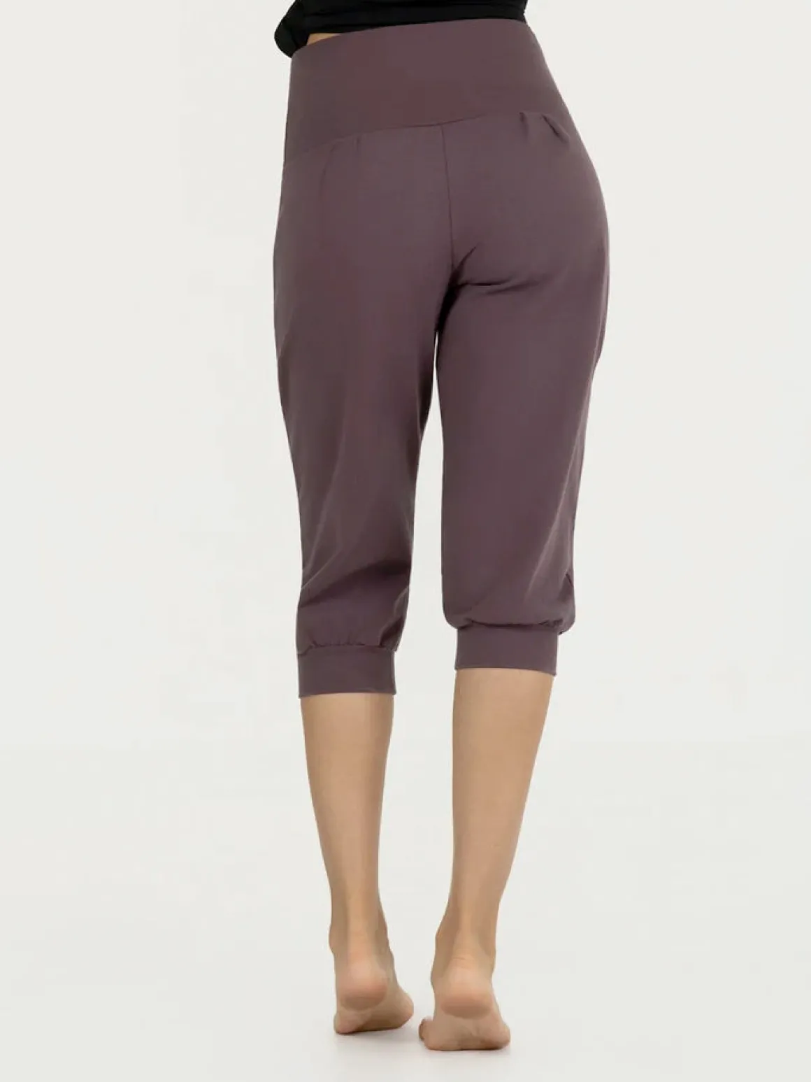 Sukha Capri Yoga Pants - Berry